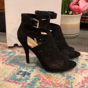 NWT Lauren Conrad Yarrowblack Heels